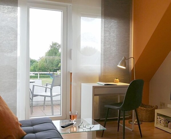 Apartment (kleines Dachgeschoss) | Living area | Flat-screen TV - Apartmenthaus Abendsonne (Koblenz)