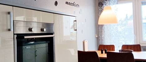 アパートメント 2 ベッドルーム 禁煙 バルコニー (Hochparterre) | 専用キッチン | 大型冷蔵庫、電子レンジ、オーブン、コンロ