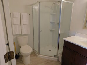 Business loft | Badkamer | Een douche, handdoeken