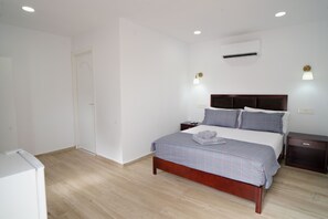 Verduisterende gordijnen, een strijkplank/strijkijzer, gratis wifi