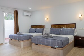 Estudio Triple | Cortinas blackout, tabla de planchar con plancha y wifi gratis 
