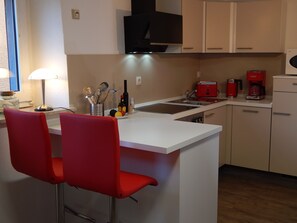 Apartment (1) | Private kitchen | Fridge, microwave, oven, stovetop - Ferienhaus Rheinblick (Koblenz)