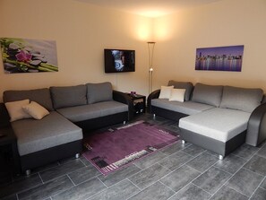 Comfort Apartment, 2 Bedrooms (right) | Living area