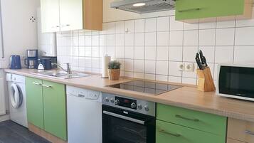 Comfort Apartment, 2 Bedrooms (right) | Dapur peribadi | Peti sejuk, ketuhar gelombang mikro, ketuhar, dapur