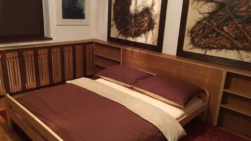 2 Schlafzimmer, Schreibtisch