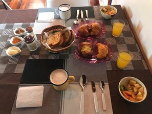 Desayuno continental (USD 5 por persona)