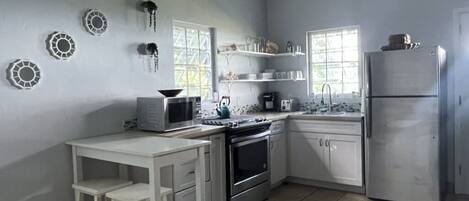 Køleskab, mikrobølgeovn, ovn, kogeplade