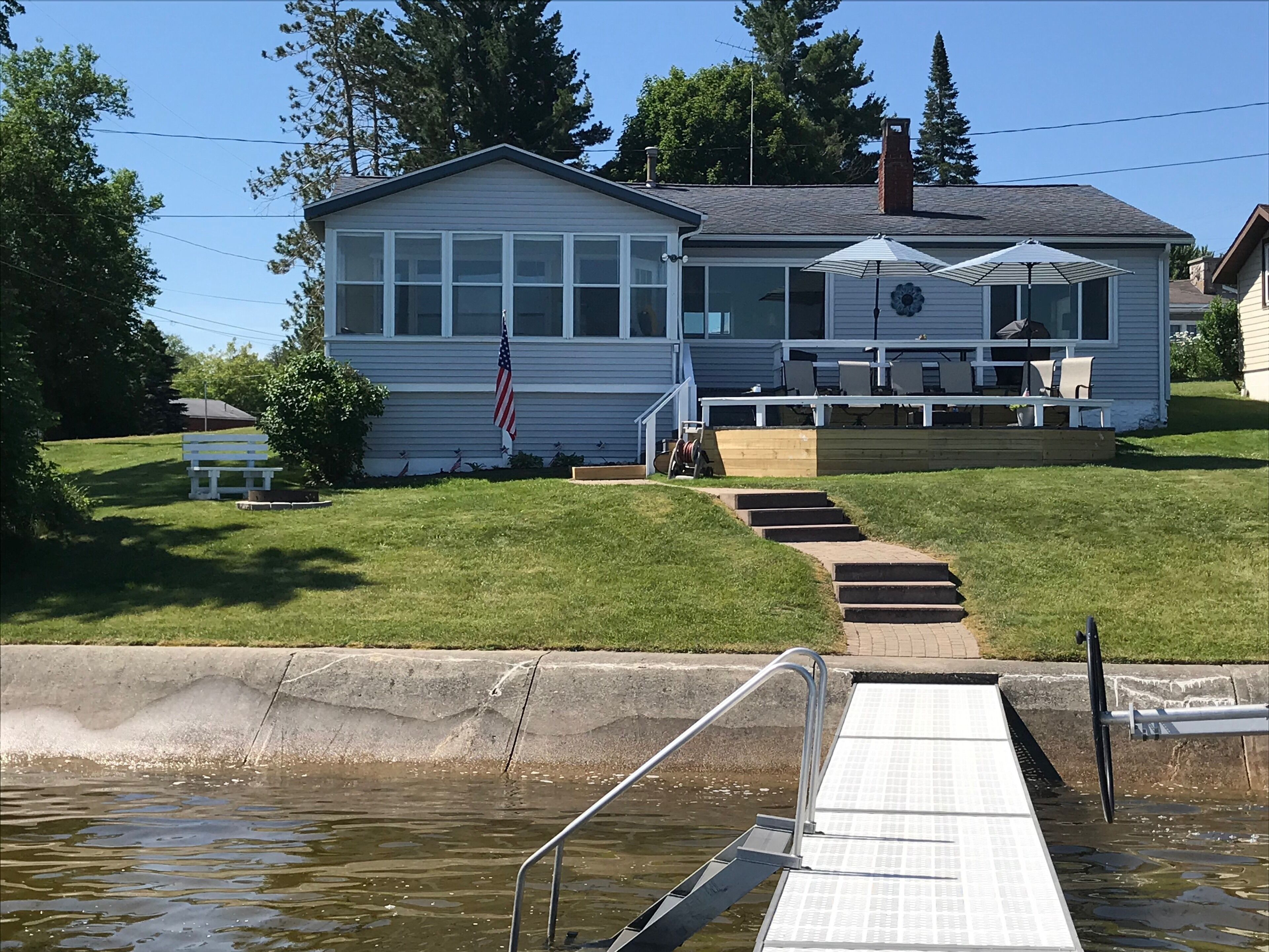 Beautiful lakefront home with fantastic views of sunrises & sunsets + 2 kayaks