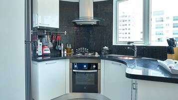 Fridge, microwave, oven, coffee/tea maker