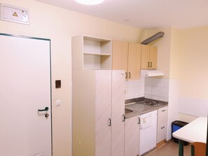 Fridge, microwave - Summer Residence - Hostel (Ljubljana)