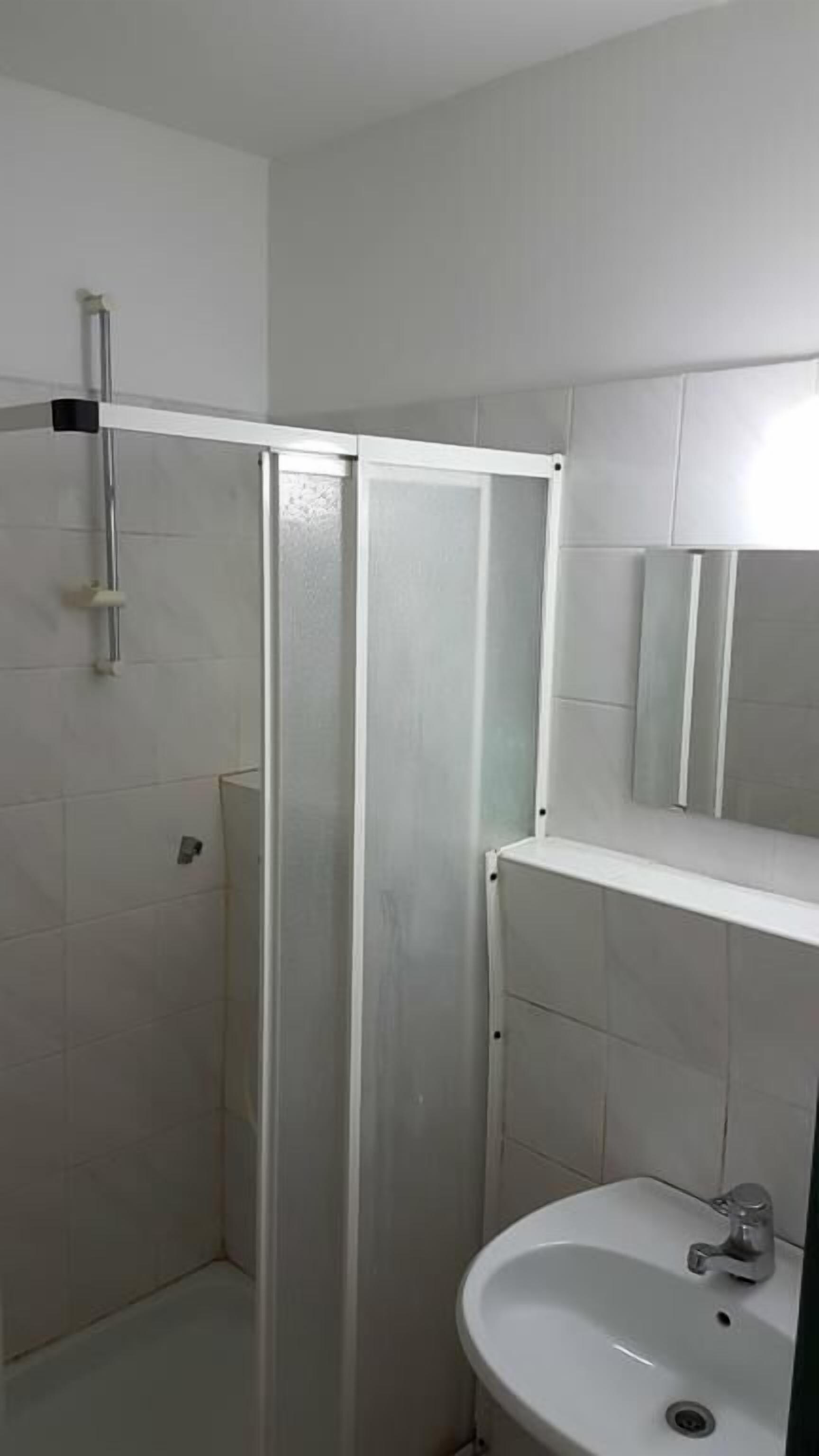 تجهيزات دش، مناشف، صابون، ورق حمّام