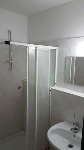 Ducha, toallas, jabón y papel higiénico