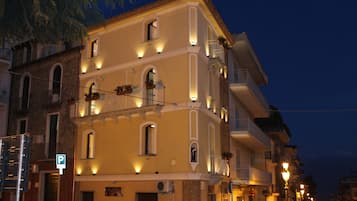 Fassade der Unterkunft – Abend/Nacht