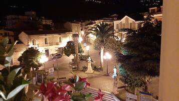 Chambre Confort, 1 lit double et 1 canapé-lit | Vue sur la cour