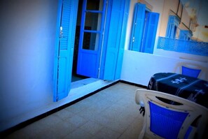 Desayuno con opciones de la cocina local incluido todos los días