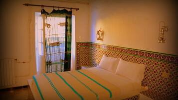 Dobbeltværelse | Skrivebord, mørklægningsgardiner, gratis baby-/barnesenge, gratis Wi-Fi