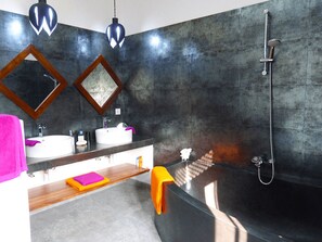 Luxe villa | Badkamer | Een douche, een regendouche, een haardroger, een bidet