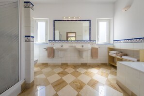Kostenlose Toilettenartikel, Haartrockner, Handtücher, Toilettenpapier