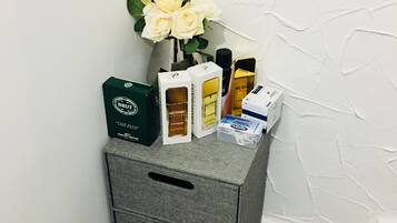 Basic Single Room | Bathroom | Combined shower/bathtub, free toiletries, towels