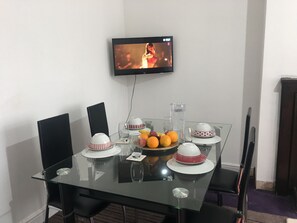 Quarto solteiro básico | Cozinha privada | Micro-ondas, fogão, chaleira elétrica