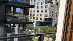 Un edificio moderno con diversi piani, ampie finestre e un balcone in vetro.