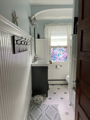 Ensemble baignoire-douche, séchoir à cheveux, savon, papier de toilette