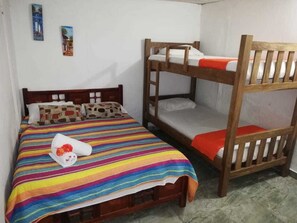 Habitación cuádruple estándar, varias camas | Tabla de planchar con plancha, wifi gratis y ropa de cama 