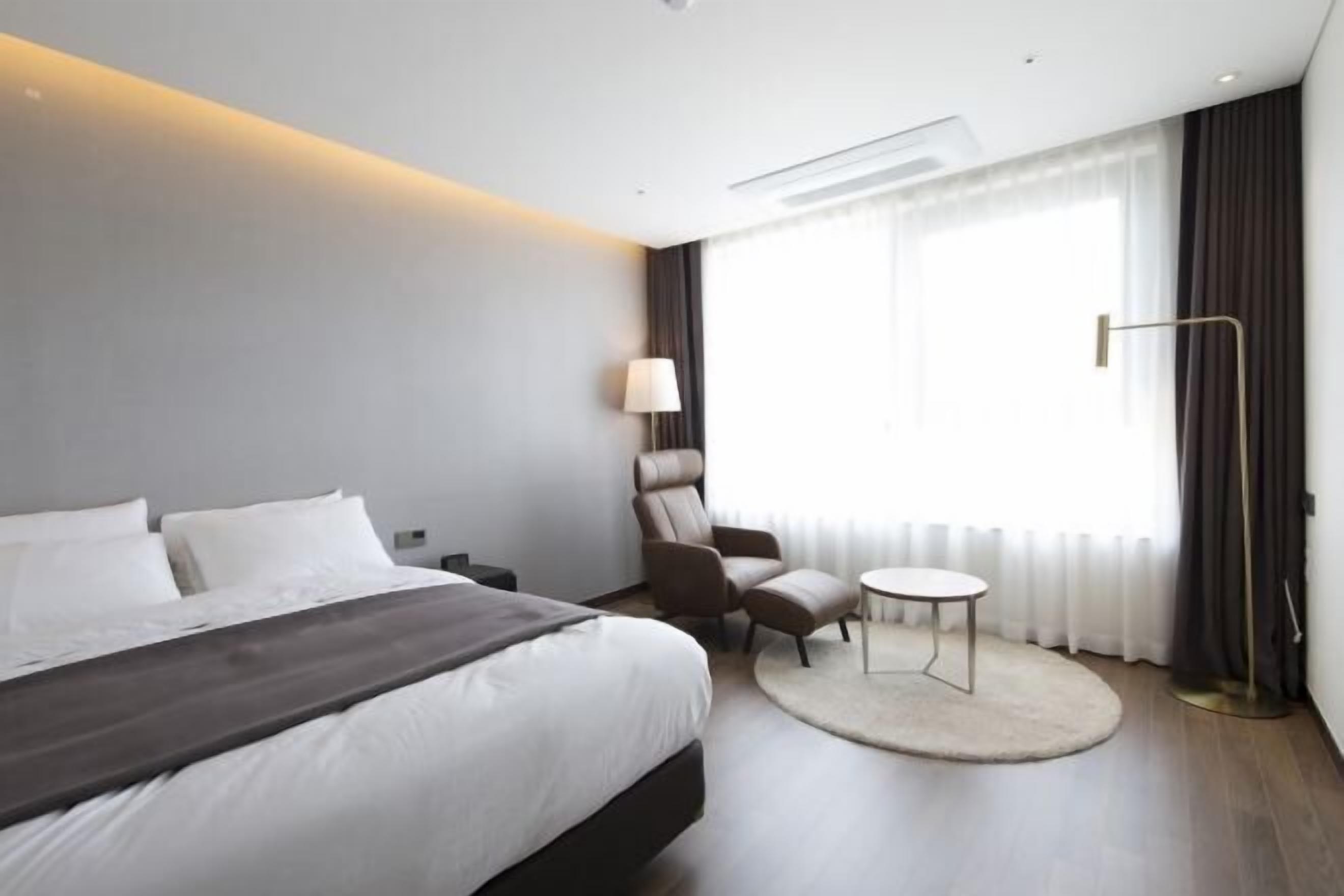 Premium bedding, in-room safe, blackout drapes, soundproofing