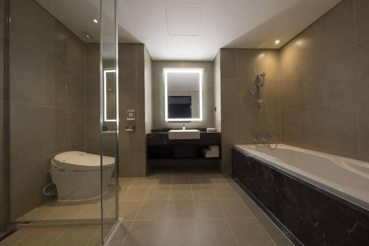 Baño | Ducha, artículos de higiene personal gratuitos y secador de pelo