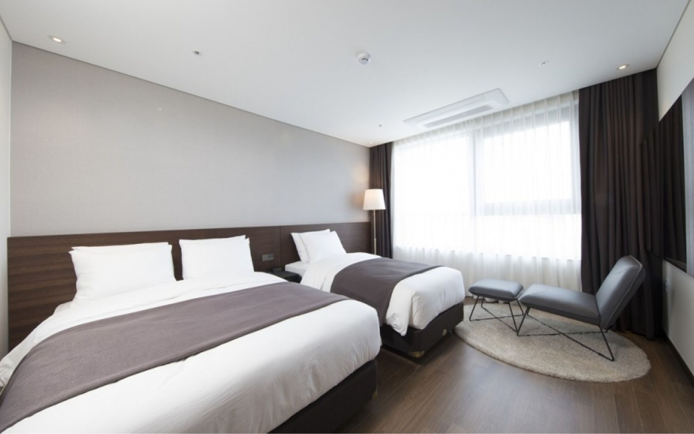 family room, multiple beds, non smoking | premium bedding, in-room safe, blackout curtains, soundproofing