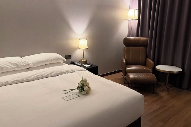 Premium-sengetøj, pengeskab på værelset, mørklægningsgardiner