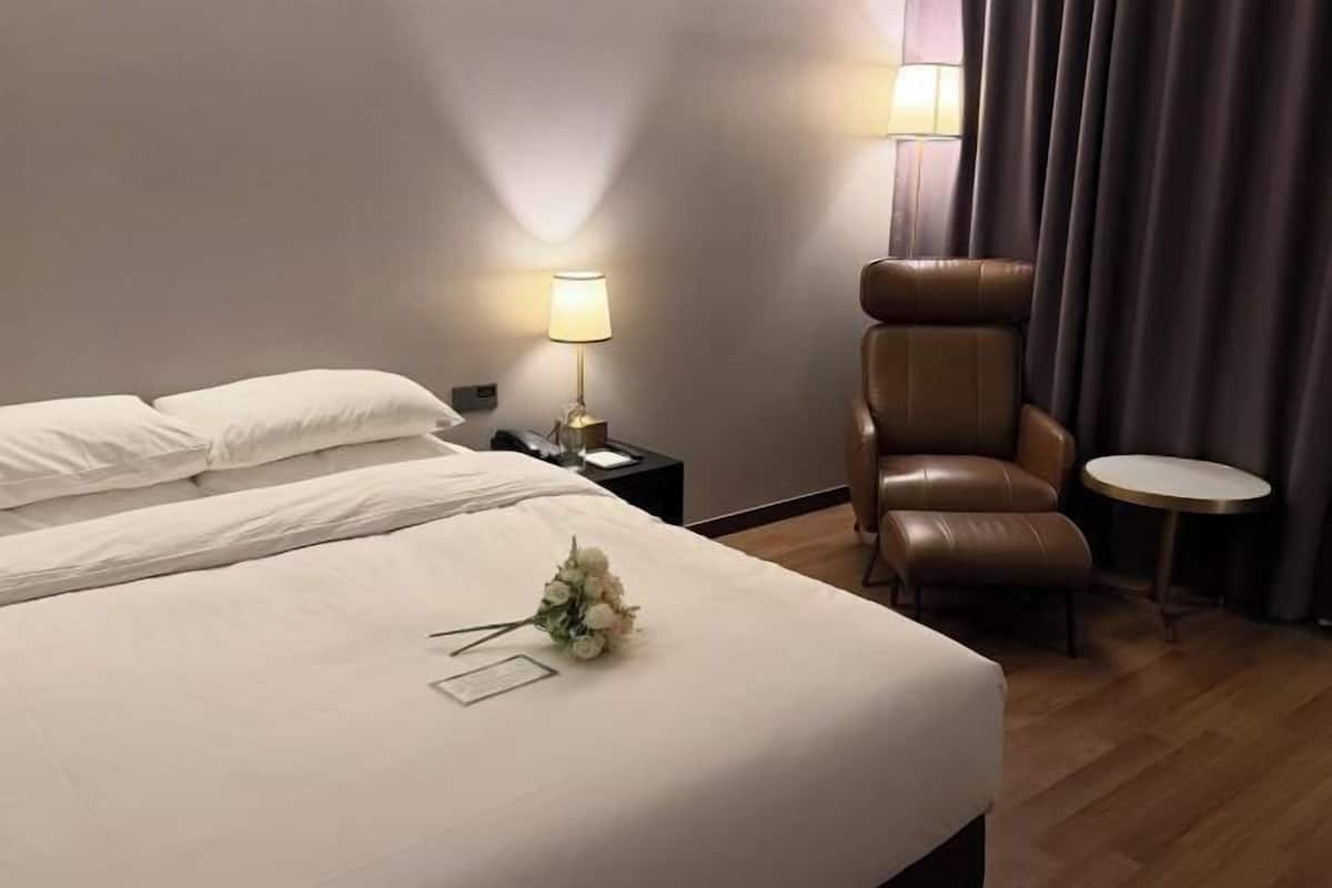 Premium-sengetøj, pengeskab på værelset, mørklægningsgardiner