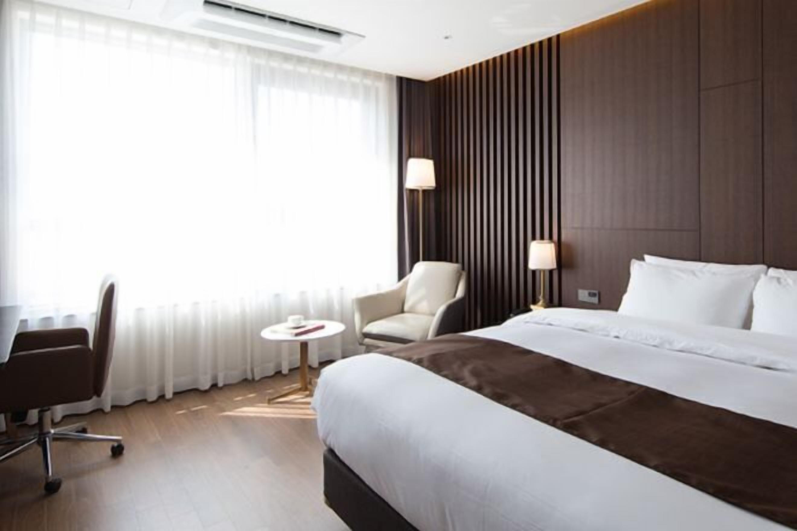 Premium bedding, in-room safe, blackout drapes, soundproofing