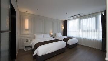 Premium bedding, in-room safe, blackout drapes, soundproofing