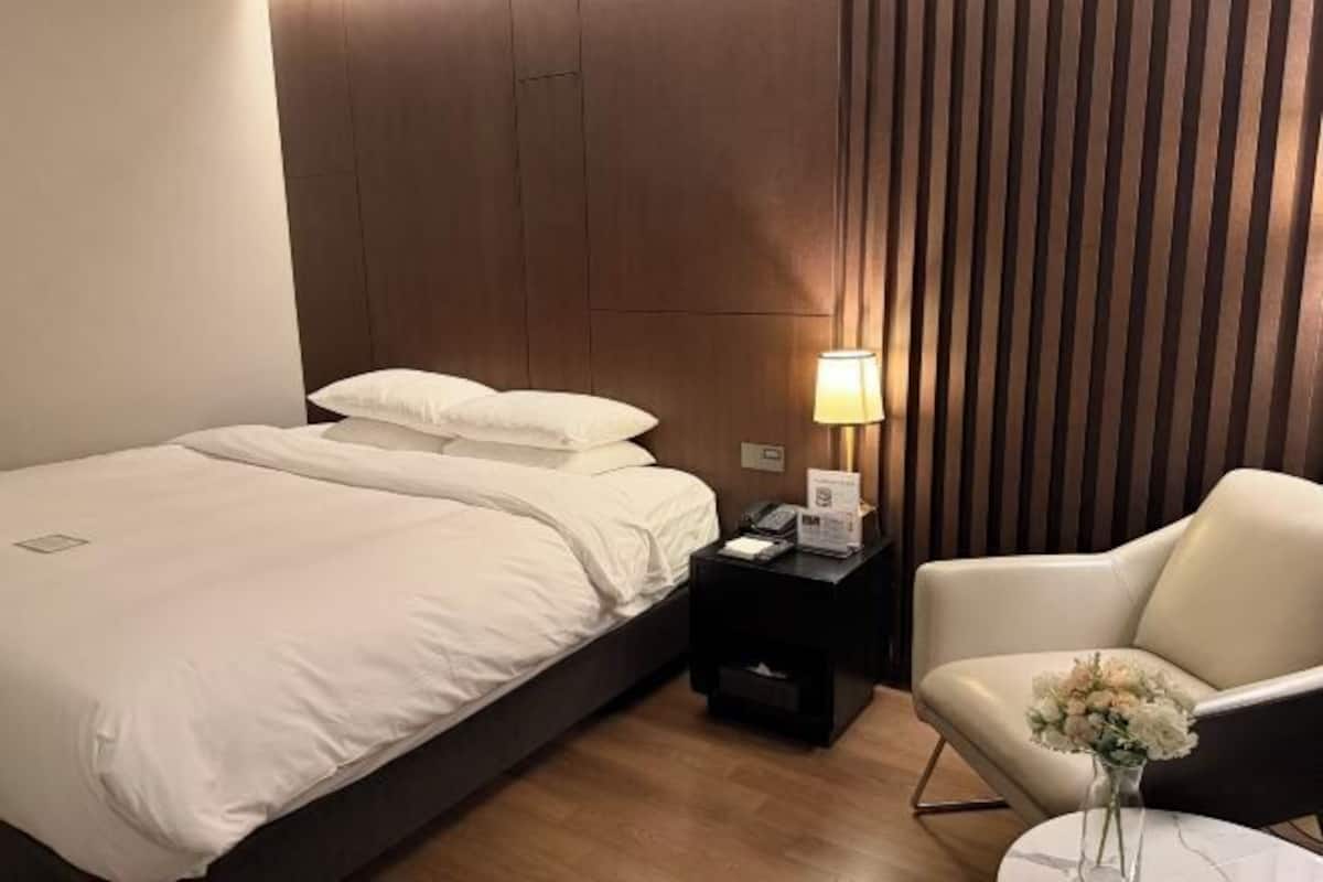 Premium-sengetøj, pengeskab på værelset, mørklægningsgardiner