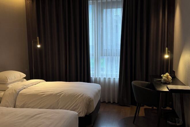 Premium bedding, in-room safe, blackout drapes, soundproofing