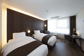 A hotel room with two beds, a desk, and a chair. - Ramada by Wyndham Daejeon (Daejeon)
