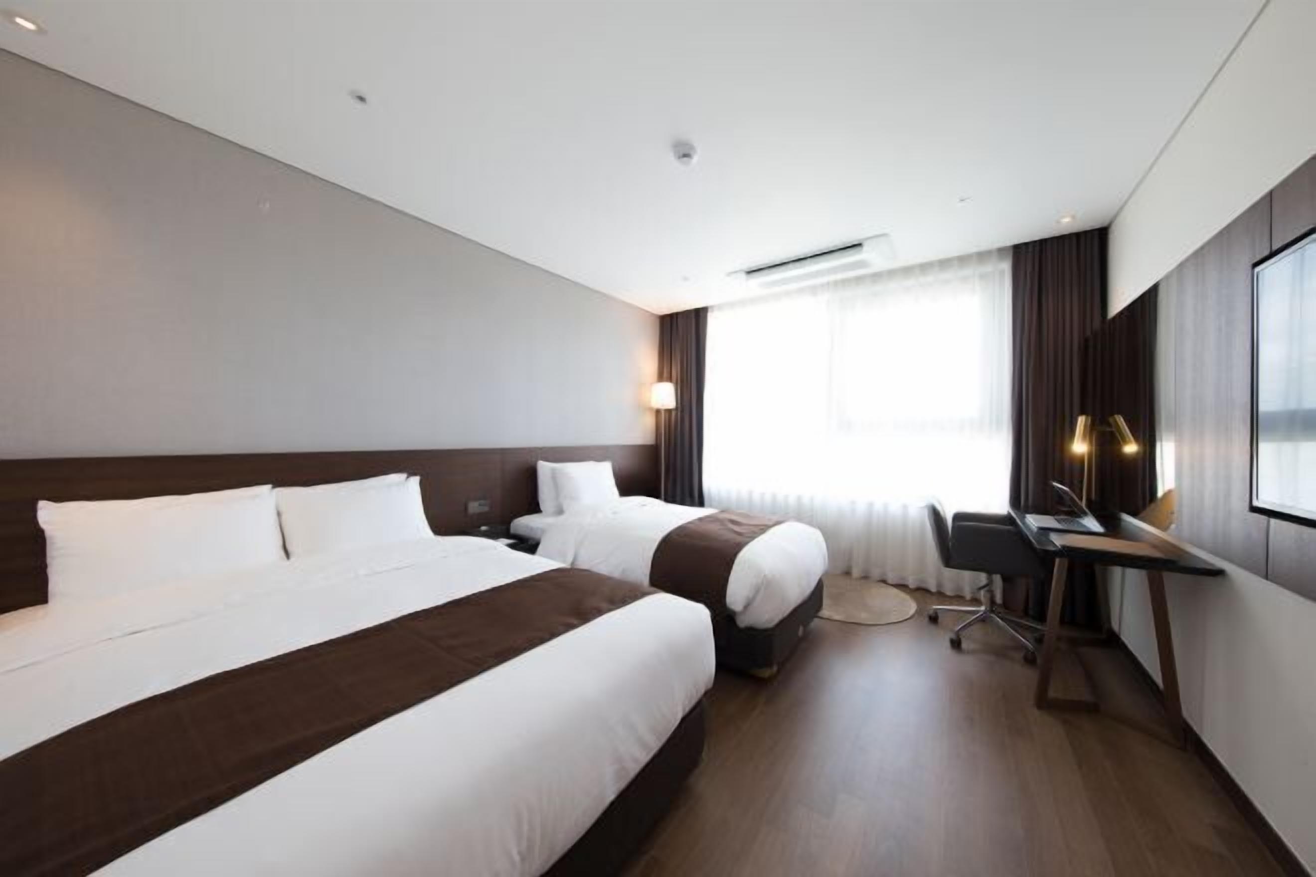 Premium bedding, in-room safe, blackout drapes, soundproofing