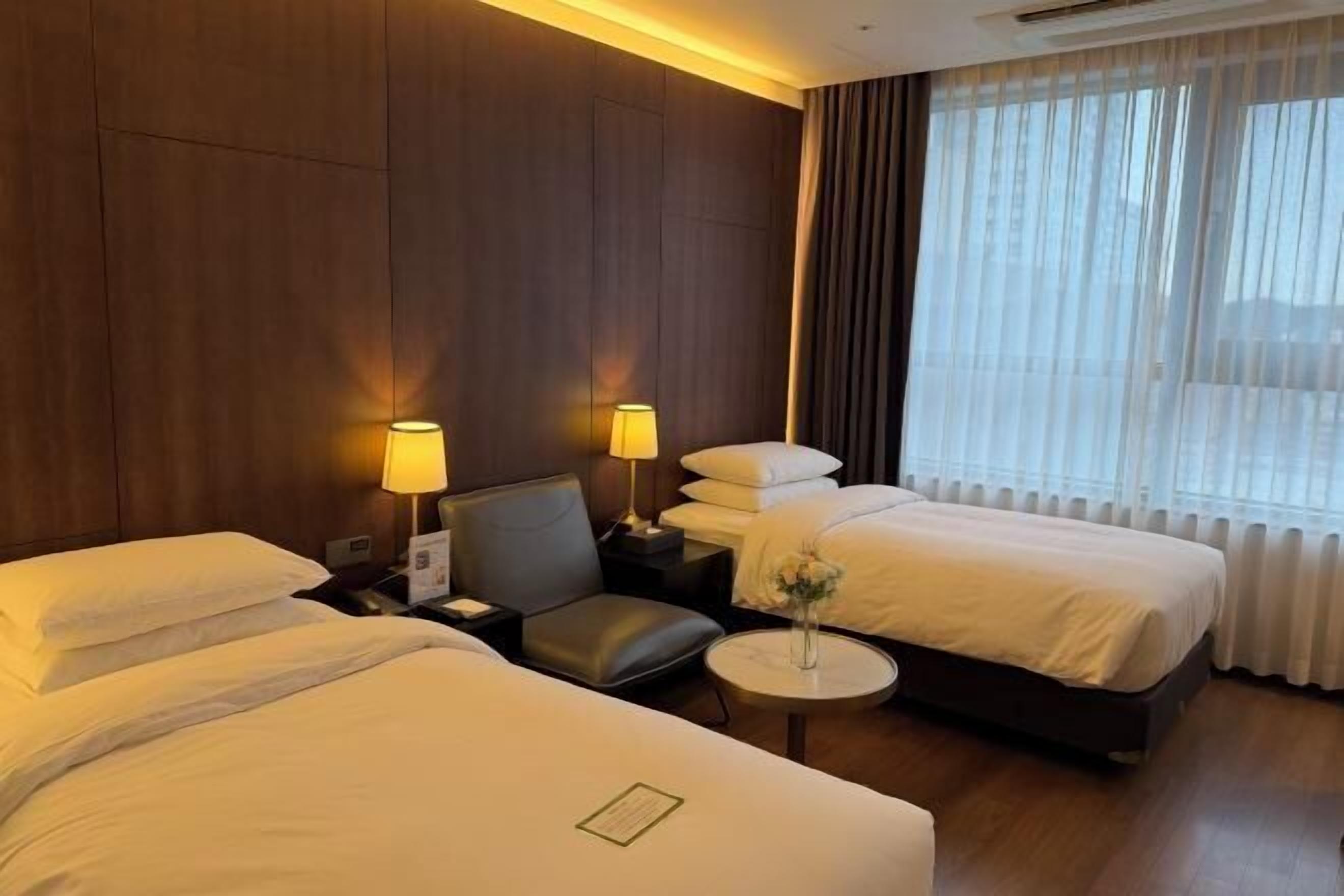 Premium bedding, in-room safe, blackout drapes, soundproofing