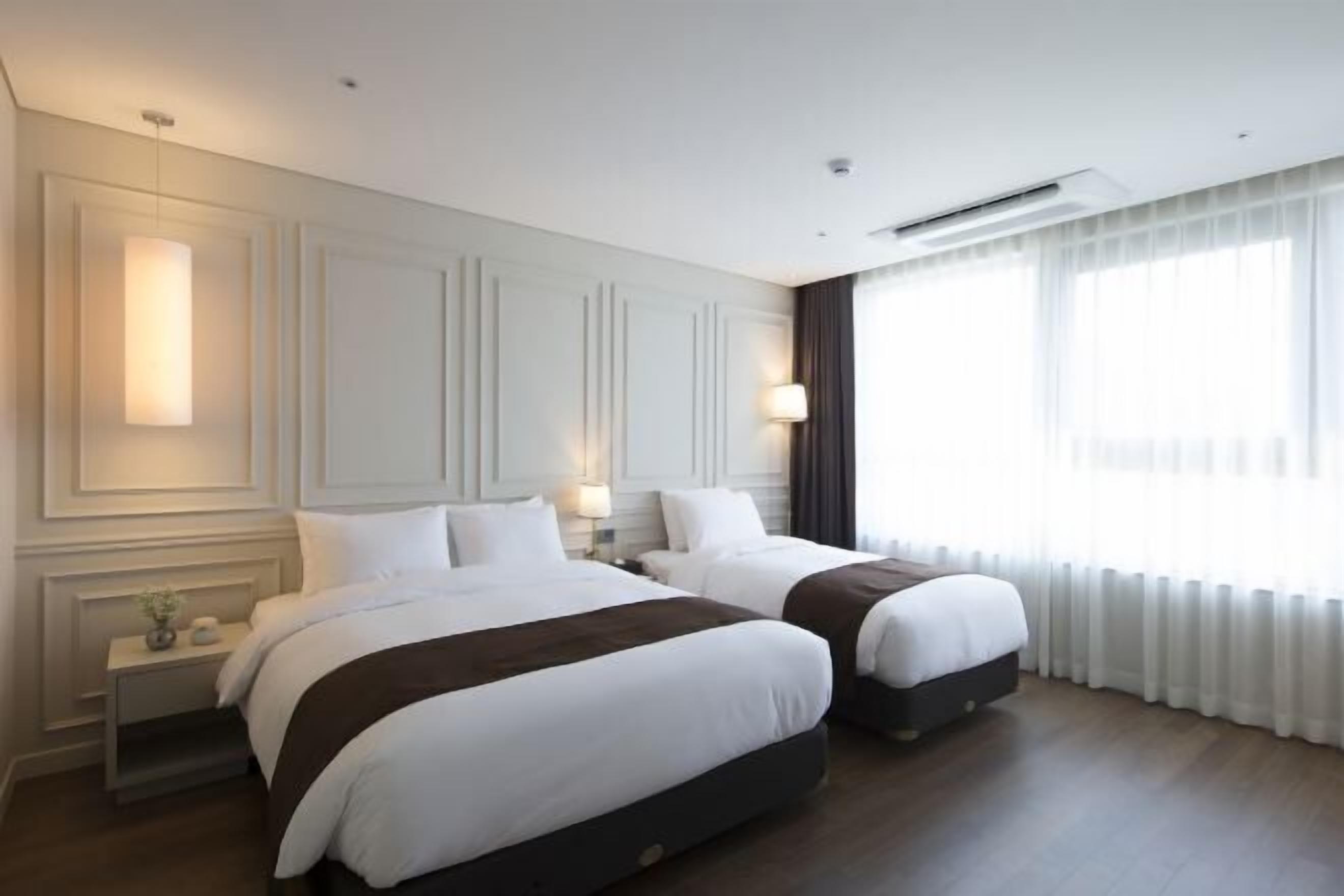 Premium bedding, in-room safe, blackout drapes, soundproofing