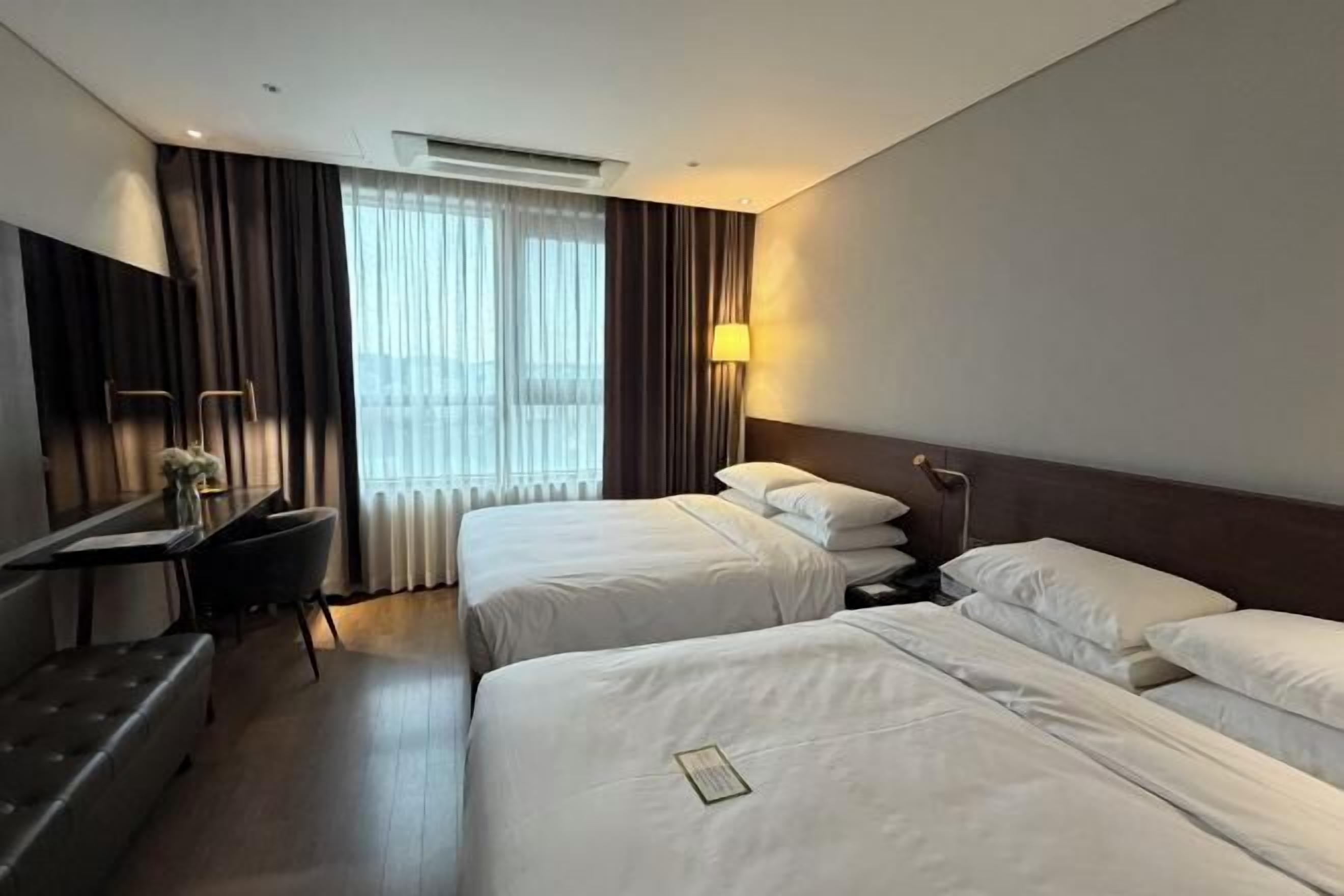 Premium-sengetøj, pengeskab på værelset, mørklægningsgardiner