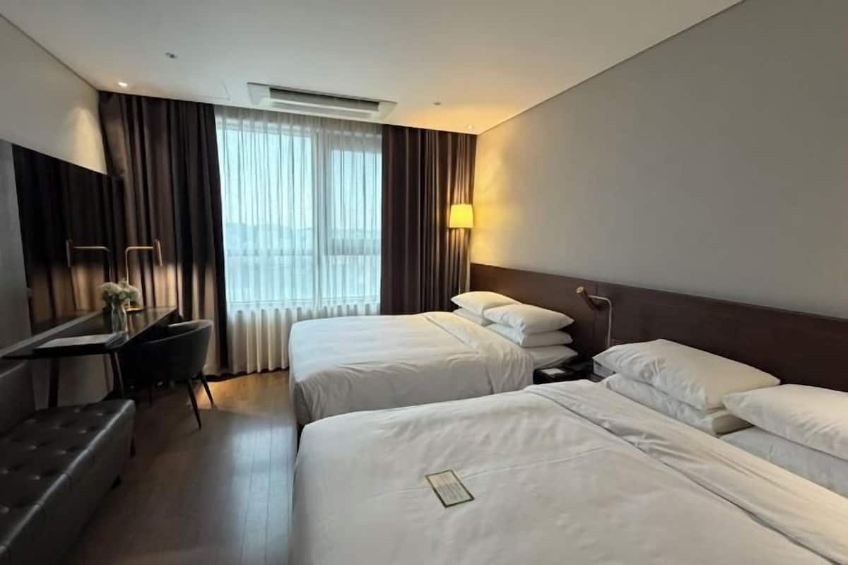 Premium-sengetøj, pengeskab på værelset, mørklægningsgardiner