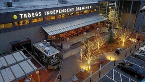 En bygning med et skilt, der viser "TRØEGS INDEPENDENT BREWING".