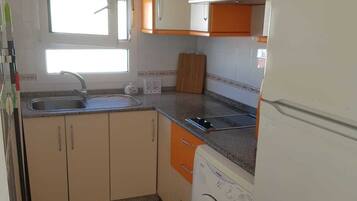 Geladeira, micro-ondas, cooktop, cafeteira/chaleira