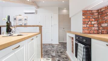 Kylskåp, ugn, diskmaskin och vattenkokare