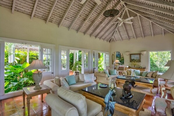 TV - Villa Highlands at Sandy Lane (Holetown)