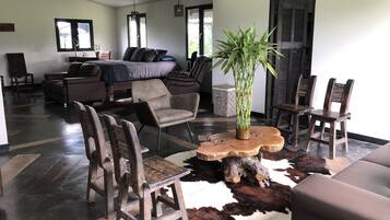 Comfort Suite (H1) | Living room | Flat-screen TV