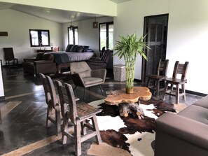 コンフォート スイート (H1) | リビングルーム | 薄型テレビ