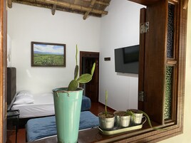 Sistema de insonorización, tabla de planchar con plancha y ropa de cama 