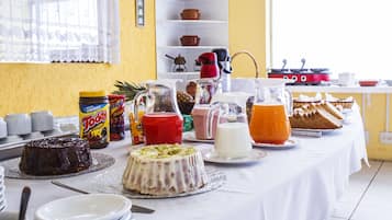 Café da manhã com buffet grátis todos os dias